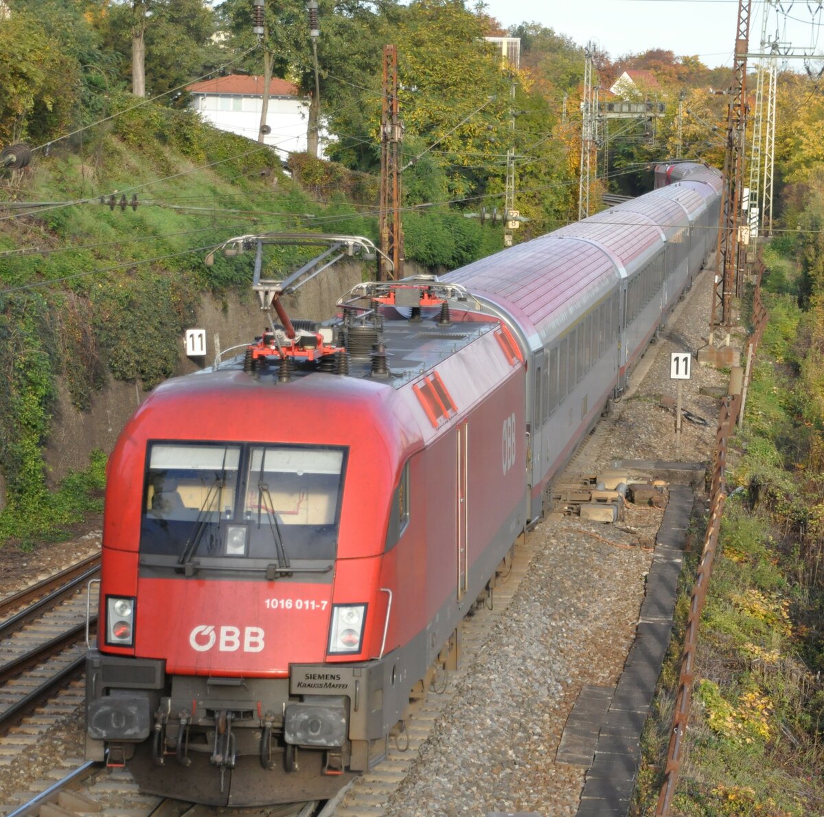 ÖBB 1016 011-7 Schub für ÖBB EC in Ulm am 18.10.2012.