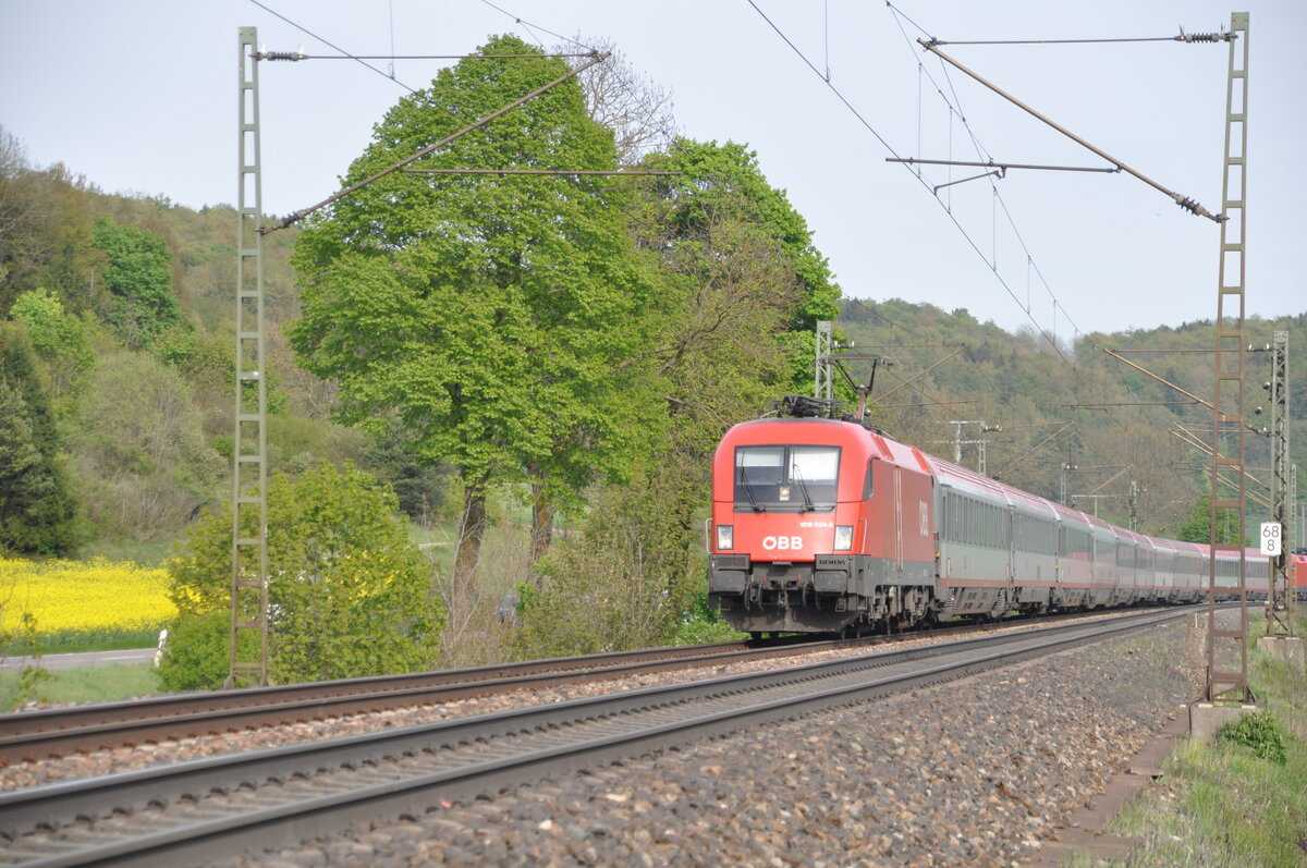 ÖBB 1016 024-0 mit E Mozart und ÖBB 1016 008-3 am Ende des Zuges schiebend in Amstetten am 06.05.2011.