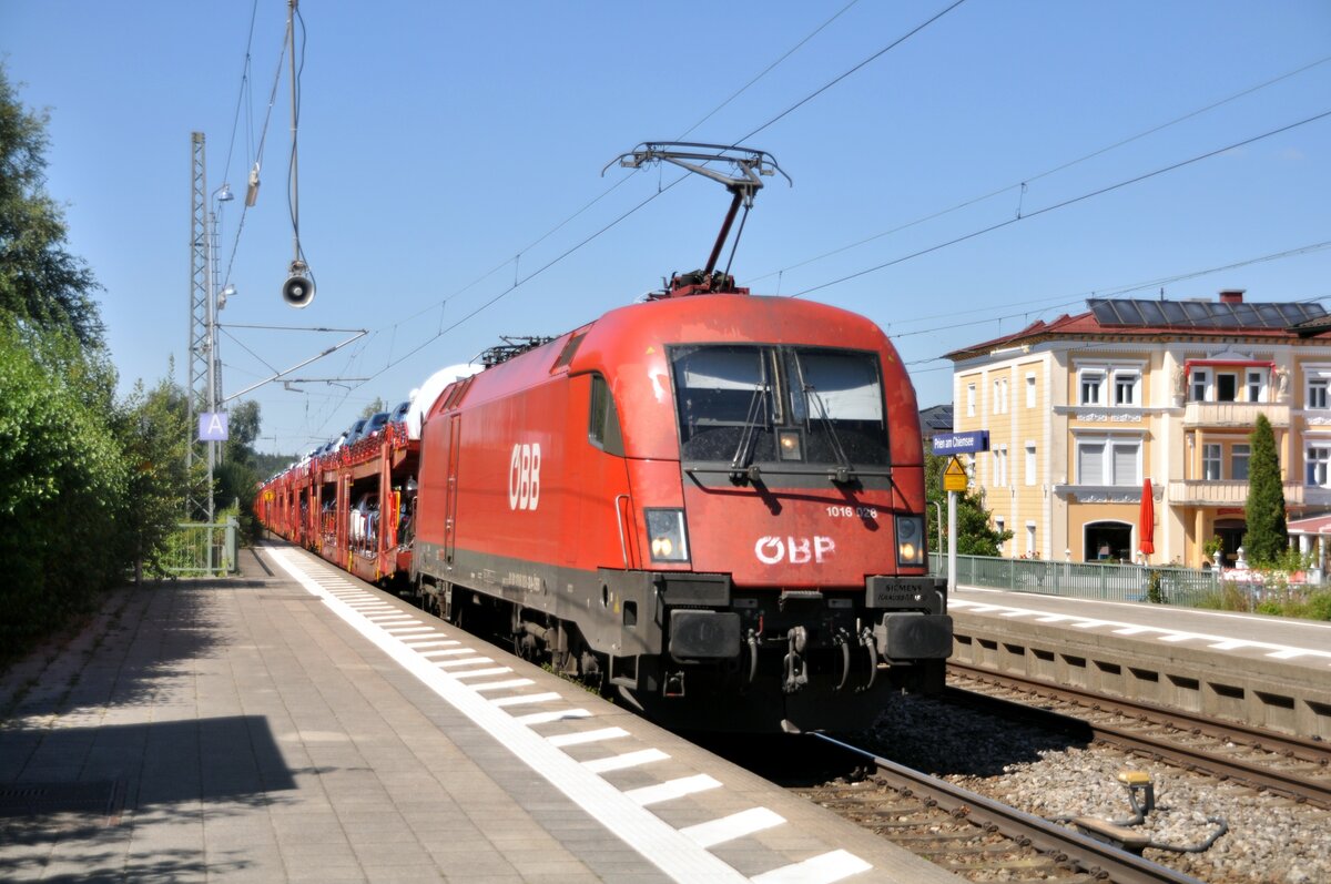 ÖBB 1016 028 mit Autotransportzug in Prien am 09.08.2022.