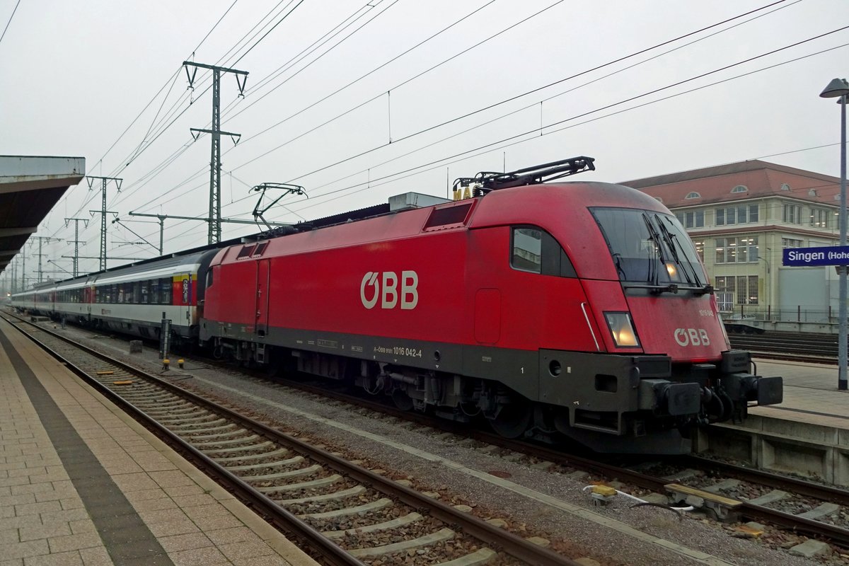 ÖBB 1016 042 steht am 3 Januar 2020 in Singen (Hohentwiel). 