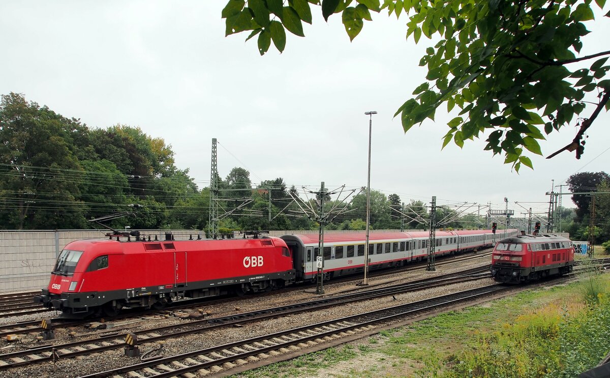 ÖBB 1016 045 mit ÖBB EC und rechts 218 419-8 in Ulm am 08.09.2015.