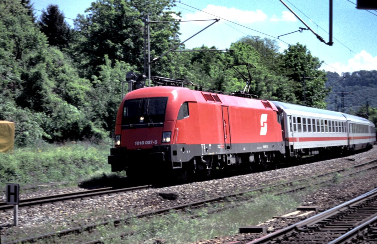 ÖBB 1016.007-5 mit EC in Geislingen West am 17.05.2002.