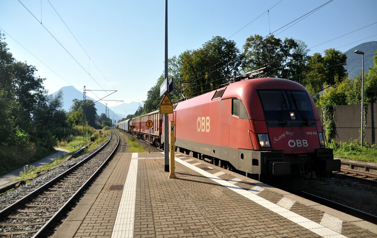 ÖBB 1016.007 mit gemischten Güterzug in Brannenburg am 11.08.2022.