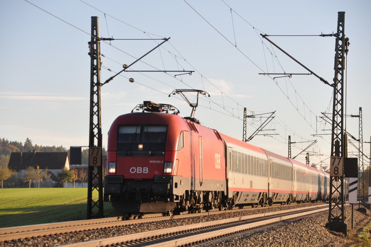 ÖBB 1016.008-3 mit ÖBB Eurocity bei Hinterdenkental am 19.10.2012.