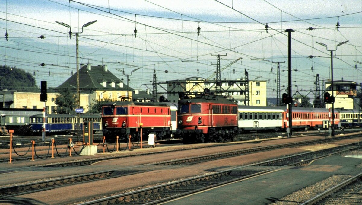ÖBB 1018 und 1044 in Attnang-Puchheim am 05.10.1981.