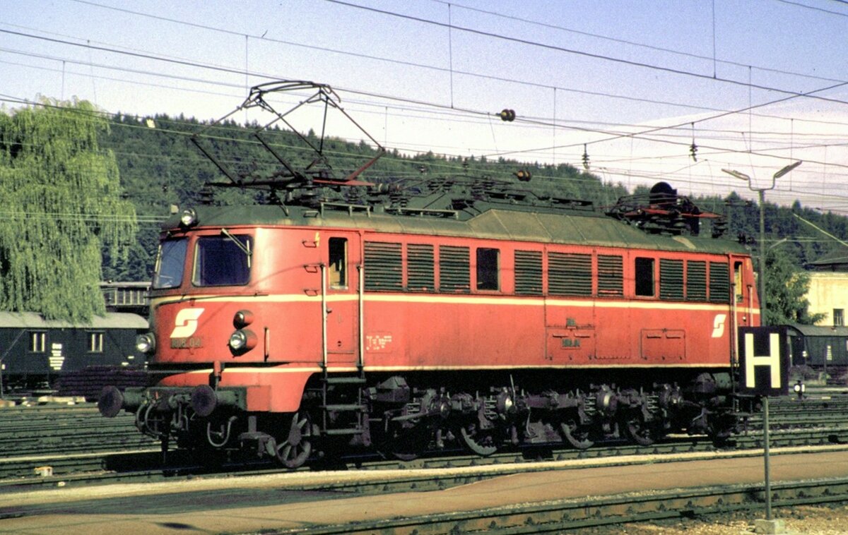 ÖBB 1018.04 in Attnang-Puchheim am 05.10.1981.