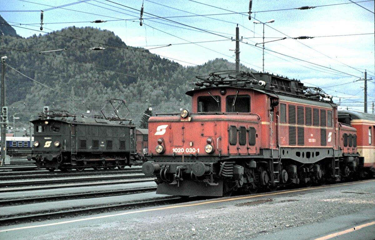 ÖBB 1020.030-1 und 1180.009 in Bludenz im März 1989.