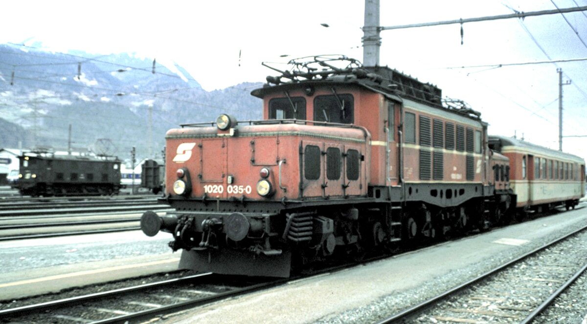 ÖBB 1020.035-0 mit einem Personenwagen Bauart Schlieren, als sogenannter  Samba-Express  auf der Arlbergstrecke in Bludenz im März 1989.