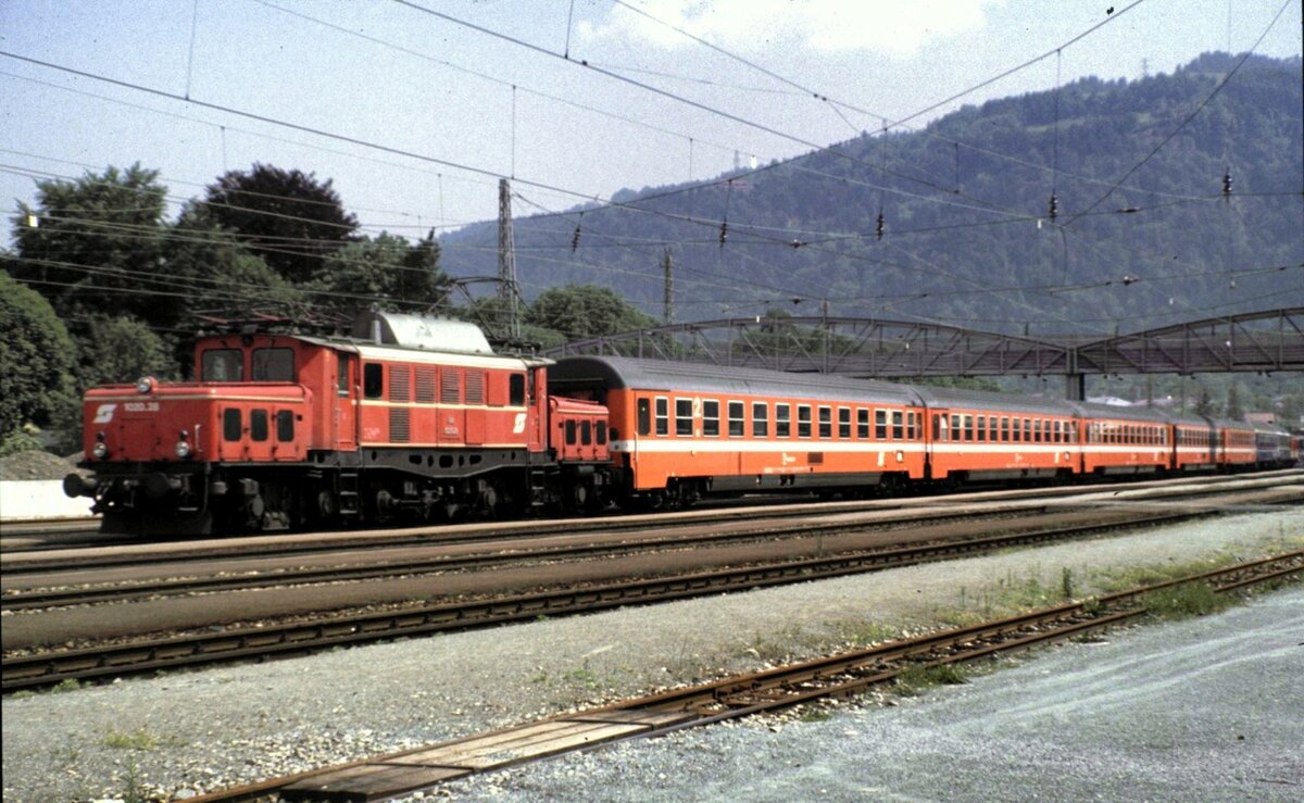 BB 1020.28 mit IC aus Lindau in Bregenz am 12.06.1983.