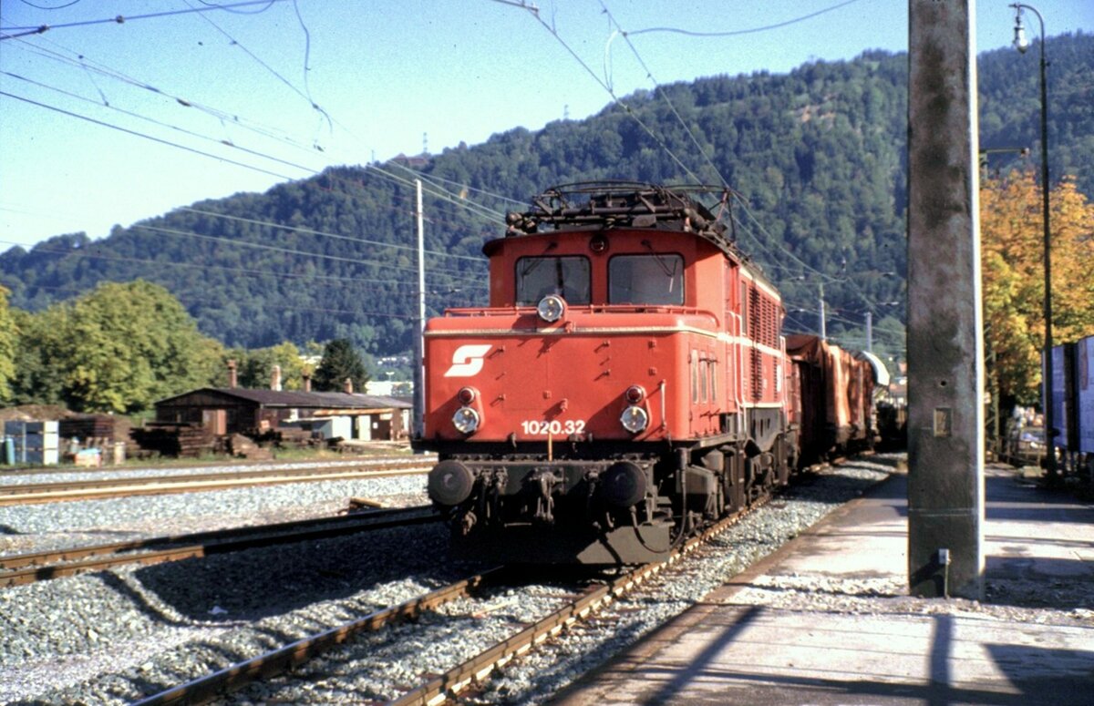 BB 1020.32 mit Gterzug in Bregenz am 10.10.1983.