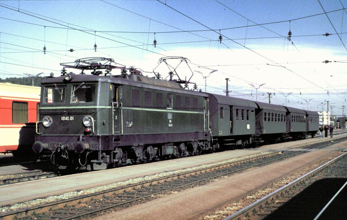BB 1041.01 mit Personenzug in Attnang-Puchheim am 05.10.1981.
