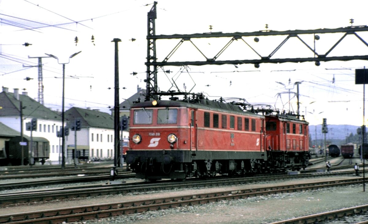 ÖBB 1041.08 und 1080.14 in Attnang-Puchheim am 07.10.1981.