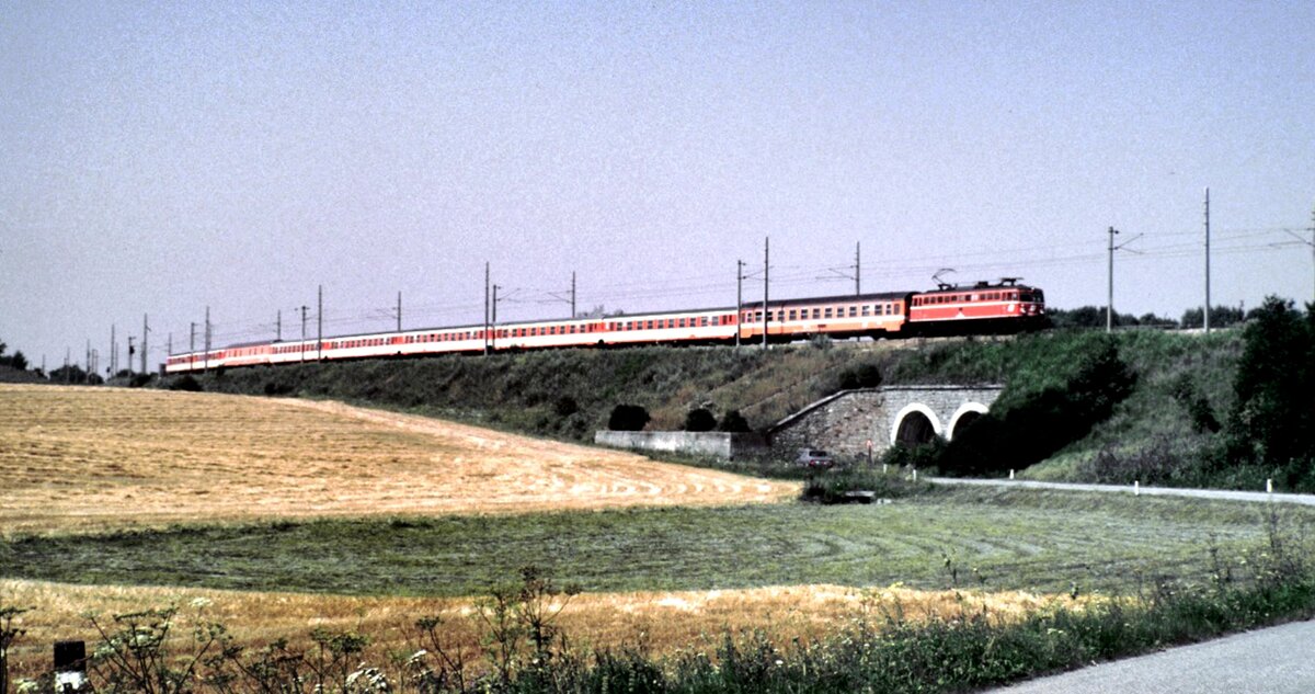ÖBB 1042 mit D-Zug im Stillen Tal bei St.Pölten am 07.08.1986.