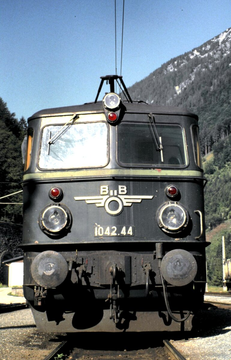 ÖBB 1042.44 in Hieflau am 17.08.1986.