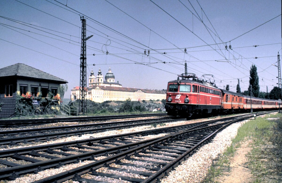 ÖBB 1042.657 mit Nahverkehrszug beim Stift Melk am 06.08.1986.