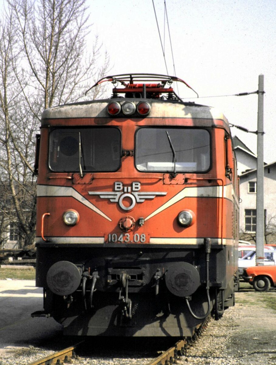 BB 1043.03 in Linz am 25.03.1985. Das Foto entstand whrend einer Besichtigungsfhrung im Ausbesserungswerk.
