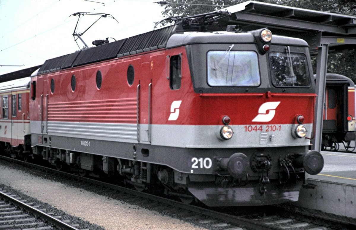 ÖBB 1044 210-1 in Bludenz im Mai 1994.