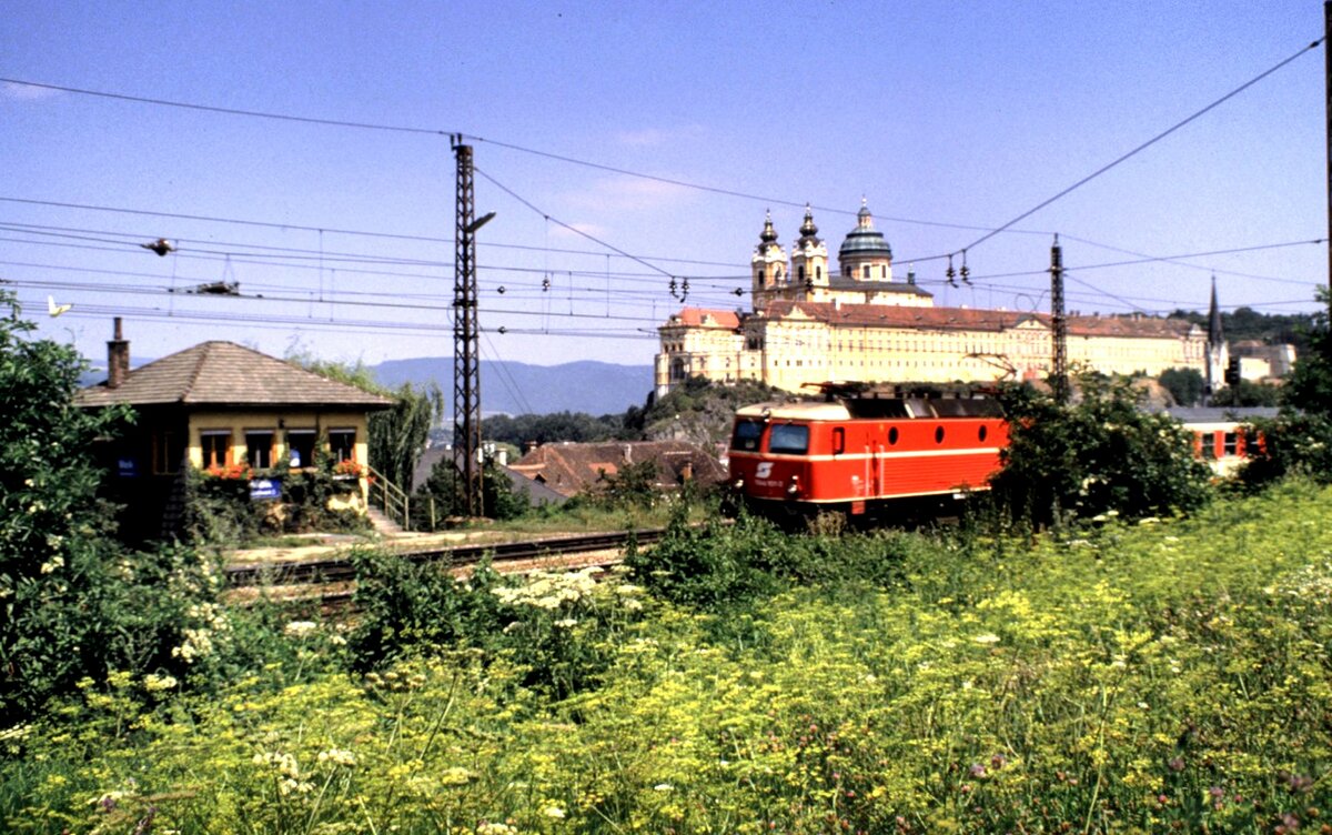 ÖBB 1044 mit D-Zug bei Stift Melk am 06.08.1986.