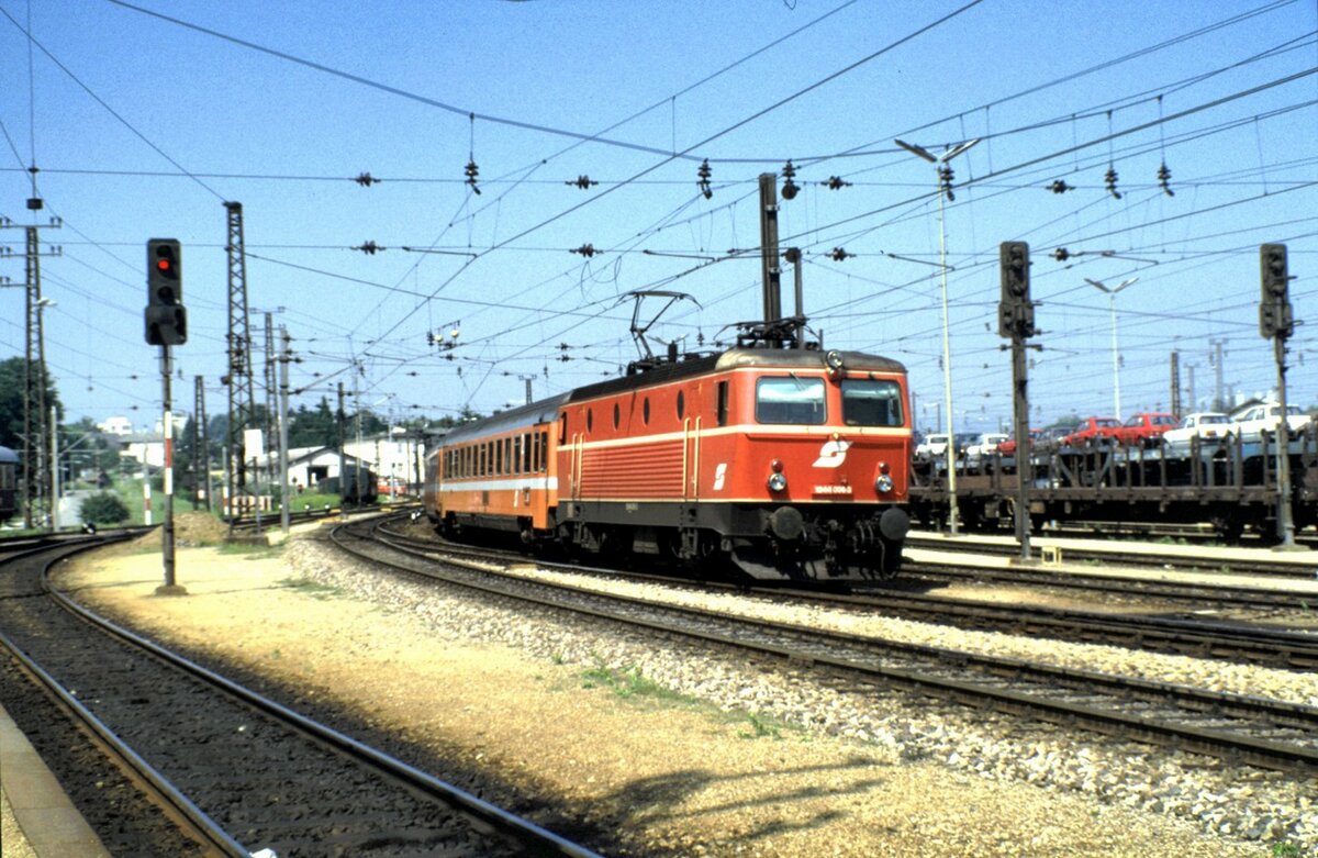 ÖBB 1044.006-3 in St.Pölten am 03.08.1986.