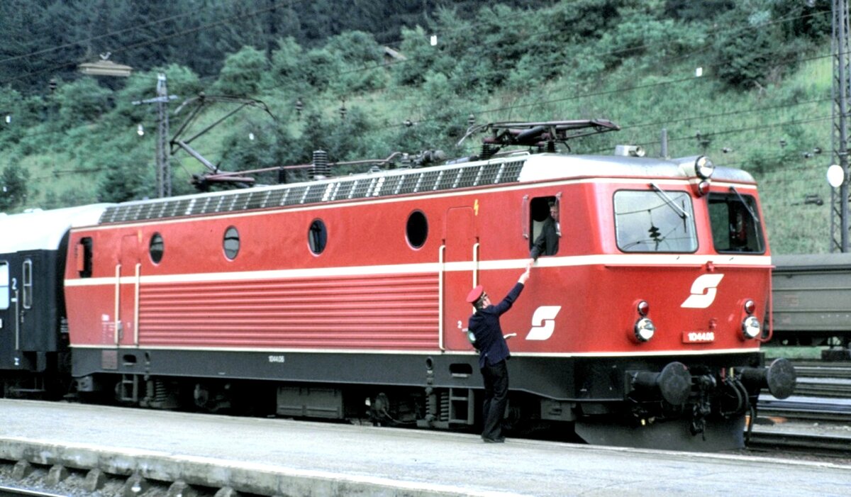 ÖBB 1044.06 in Landeck am 15.08.1970. Dem Lokführer wird der Bremszettel übergeben.