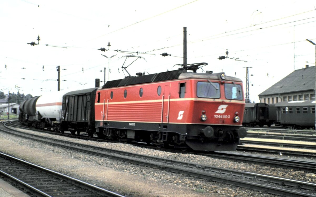 ÖBB 1044.110-3 in St.Pölten am 04.08.1986.