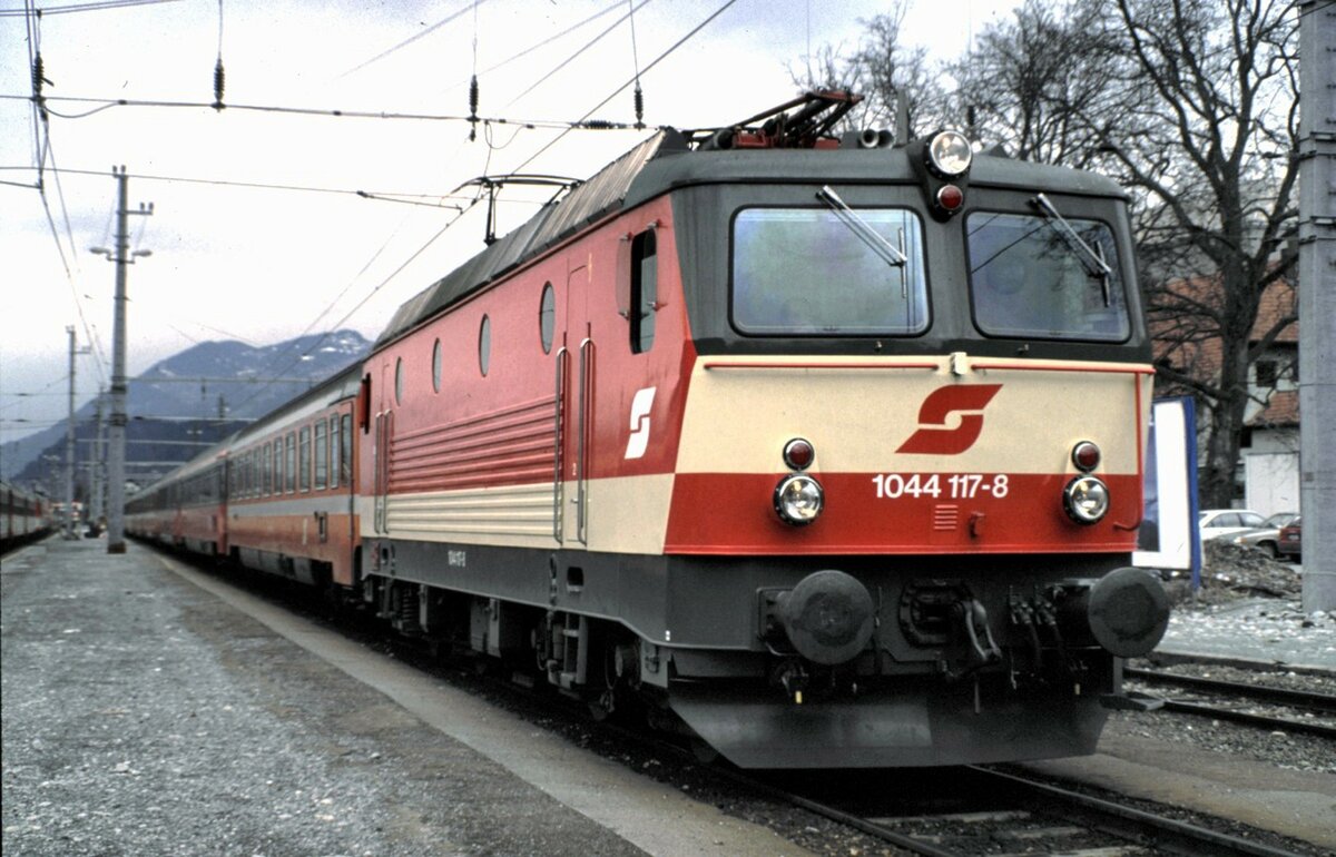 ÖBB 1044.117-8 in Bludenz im März 1989.