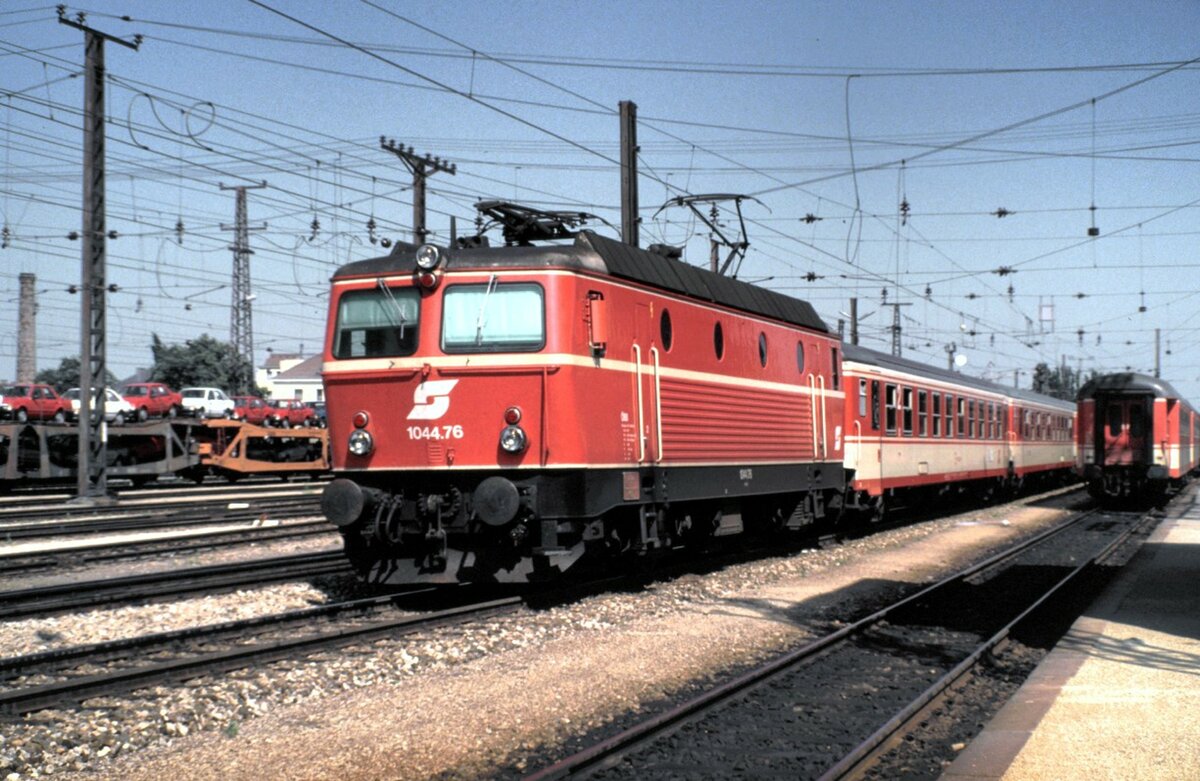 ÖBB 1044.76 mit D-Zug in St.Pöltenam 03.08.1986.