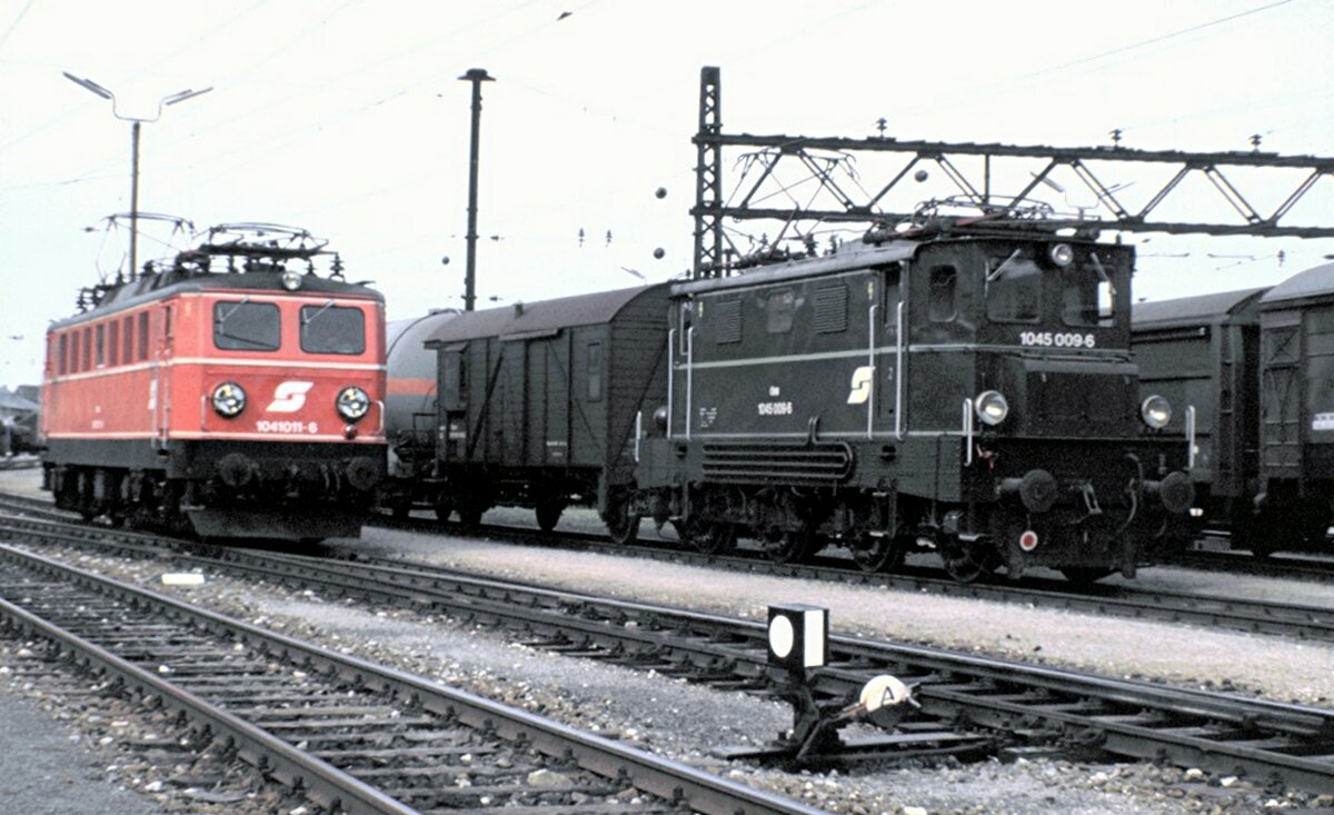 ÖBB 1045.009-6 und 1041.011-6 in Attnang-Puchheim am 05.05.1988.