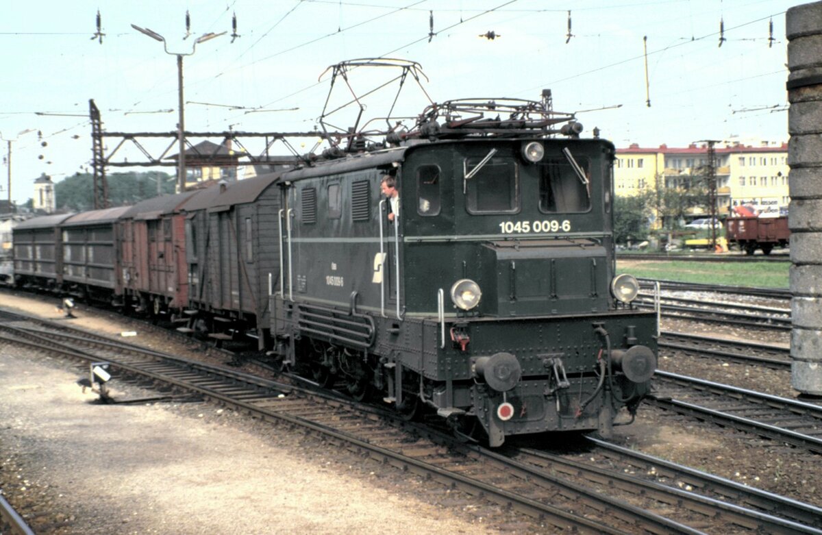ÖBB 1045.009-6 Rangierfahrt in Attnang-Puchheim am 05.05.1988.