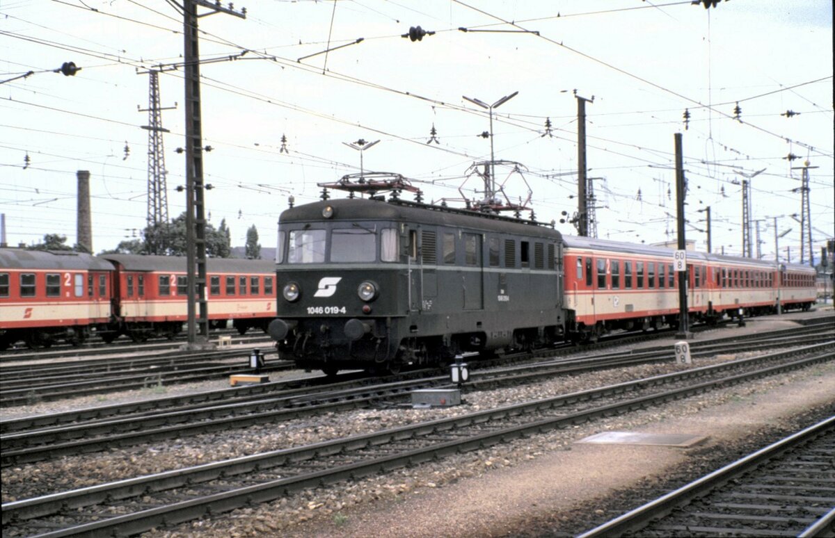 ÖBB 1046.019-4 in St.Pölten am 06.08.1986.