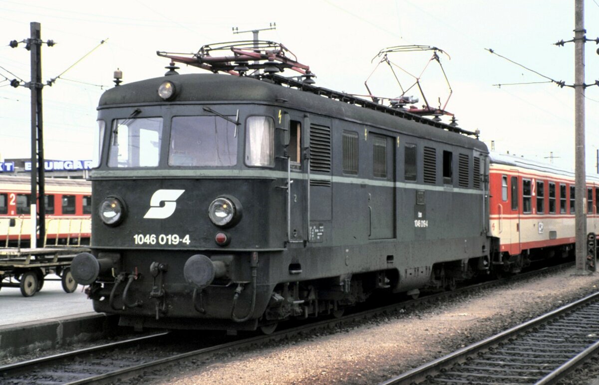 ÖBB 1046.019-4 in St.Pölten am 06.08.1986.