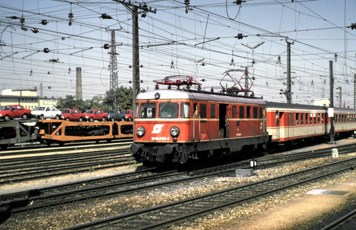 ÖBB 1046.024-4 in St.Pölten am 06.08.1986.