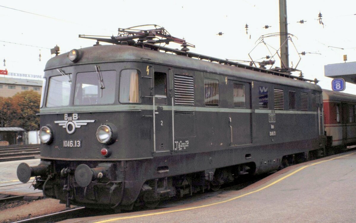 ÖBB 1046.13 in Wels am 07.10.1981. Die BR 1046 ist eine Lok mit Gepäckabteil.