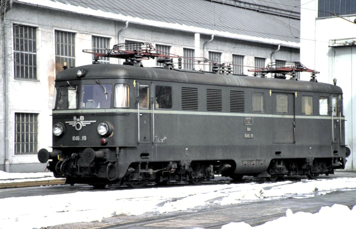 ÖBB 1046.19 in Linz am 21.03.1985.