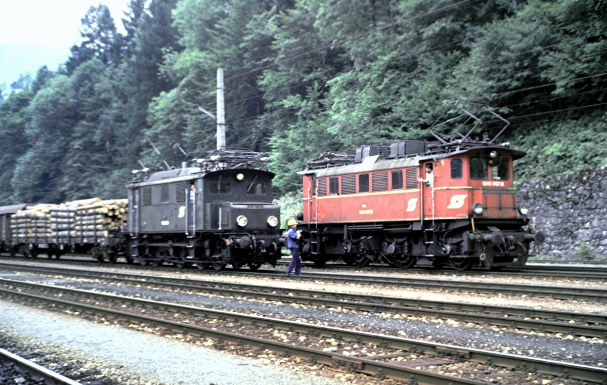 ÖBB 1080.06 und 1245.007-8 in Hieflau am 14.08.1986.