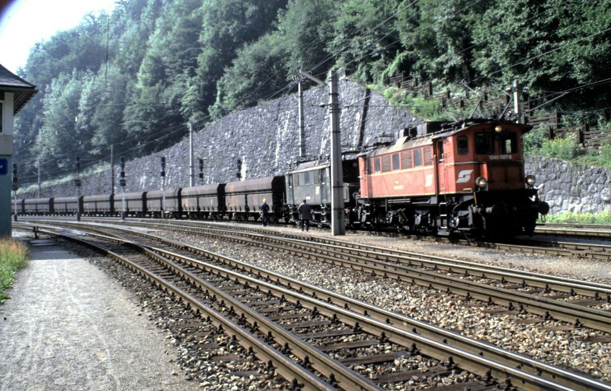 ÖBB 1080.06 und 1245.007-8 in Hieflau am 14.08.1986.