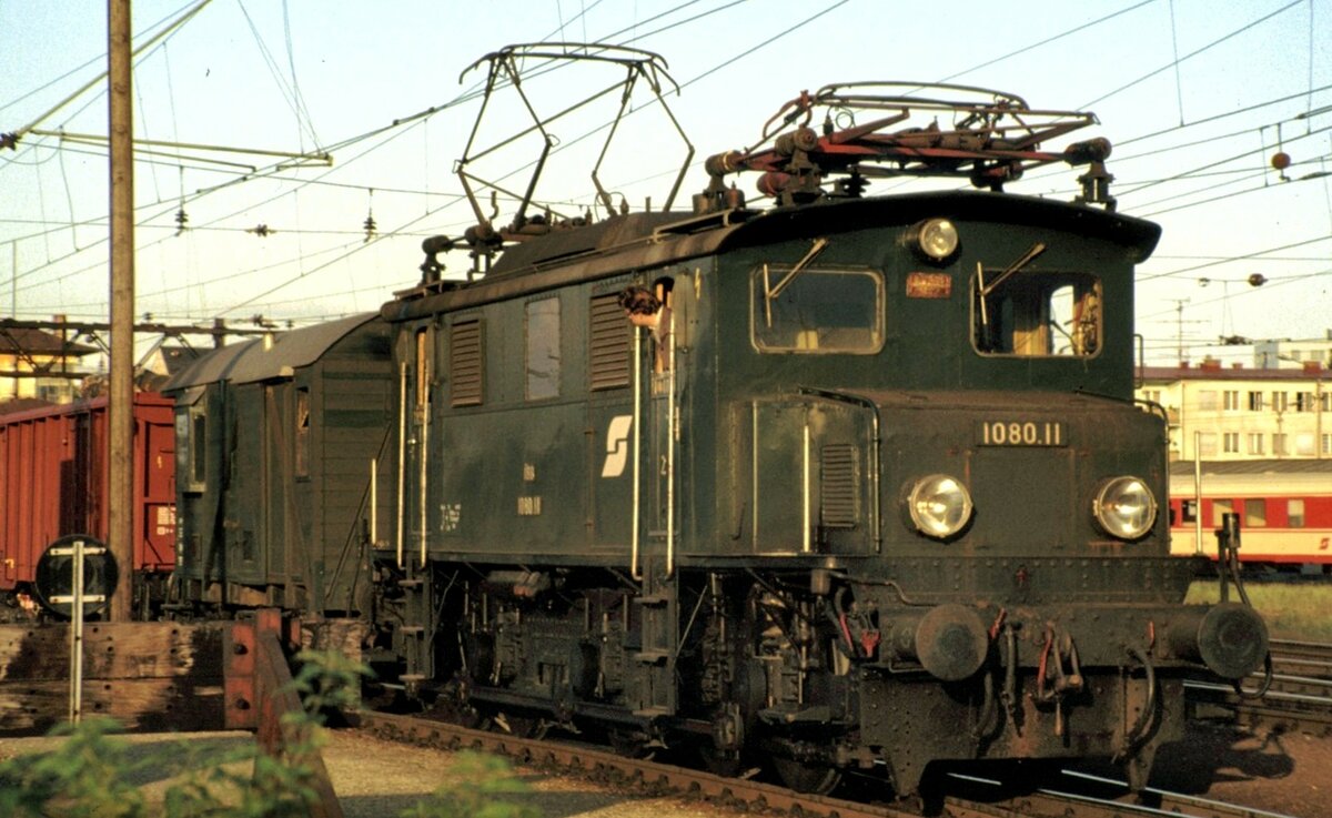 ÖBB 1080.11 in Attnang-Puchheim am 07.10.1981.