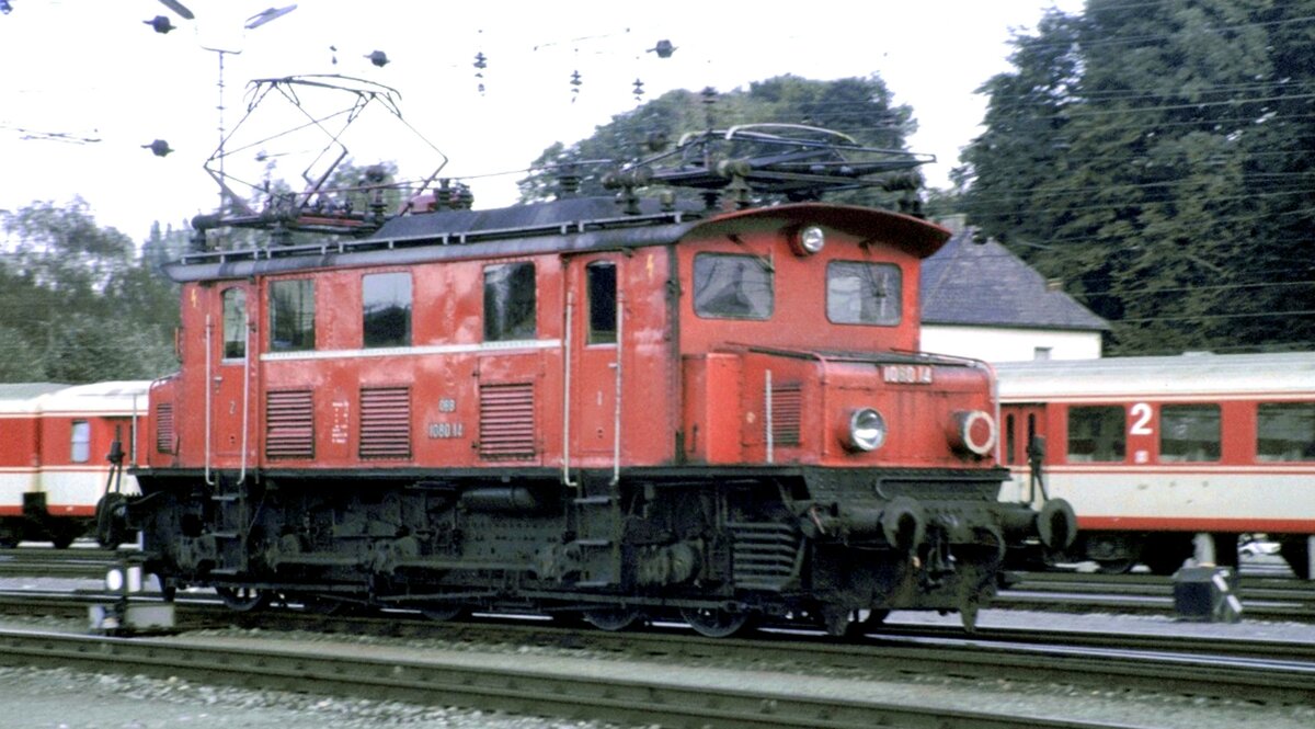 ÖBB 1080.14 in Attnang-Puchheim am 07.10.1981.