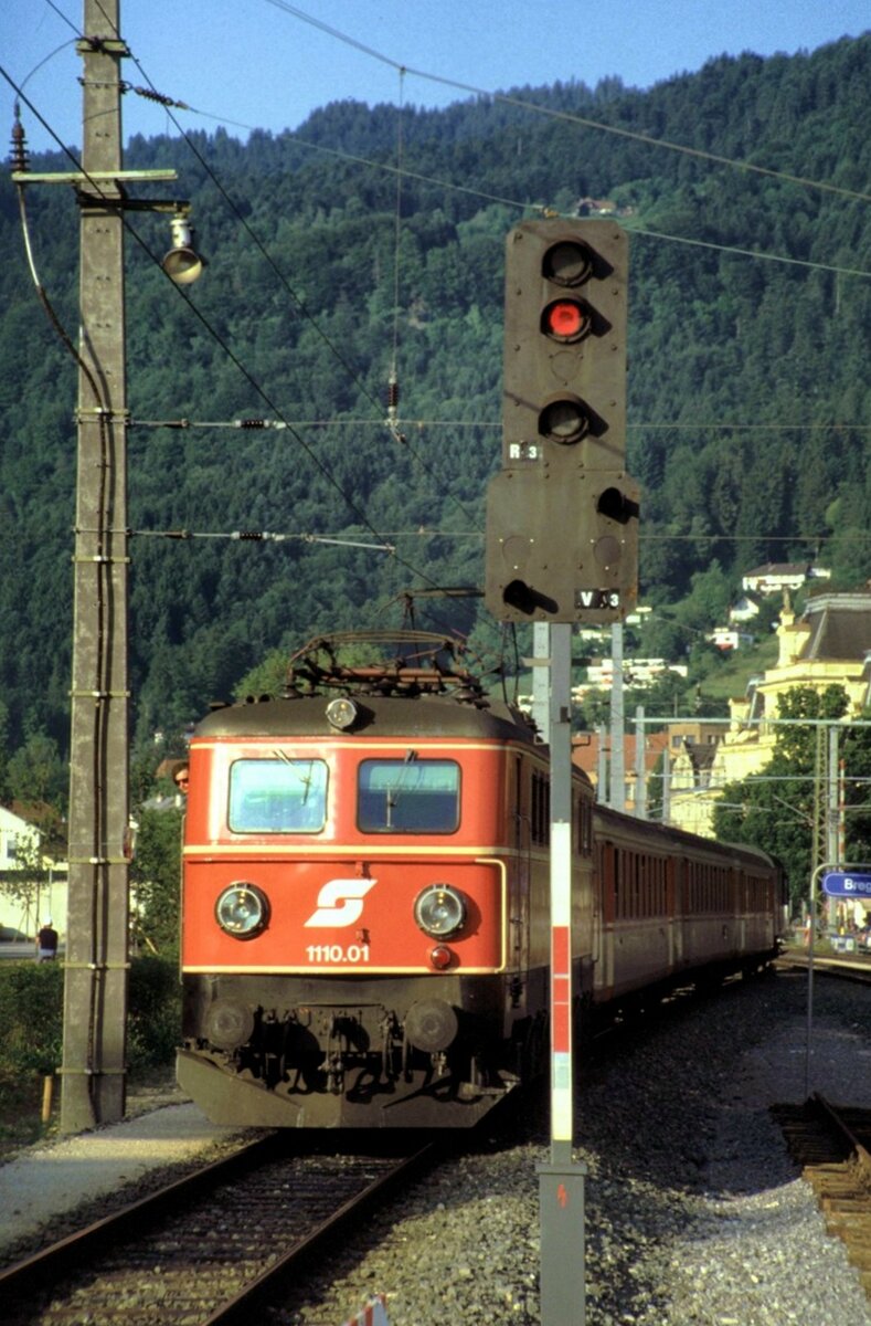 ÖBB 1110.01 in Bregenz mit dem Pfänder im Hintergrund am 18.07.1984.
