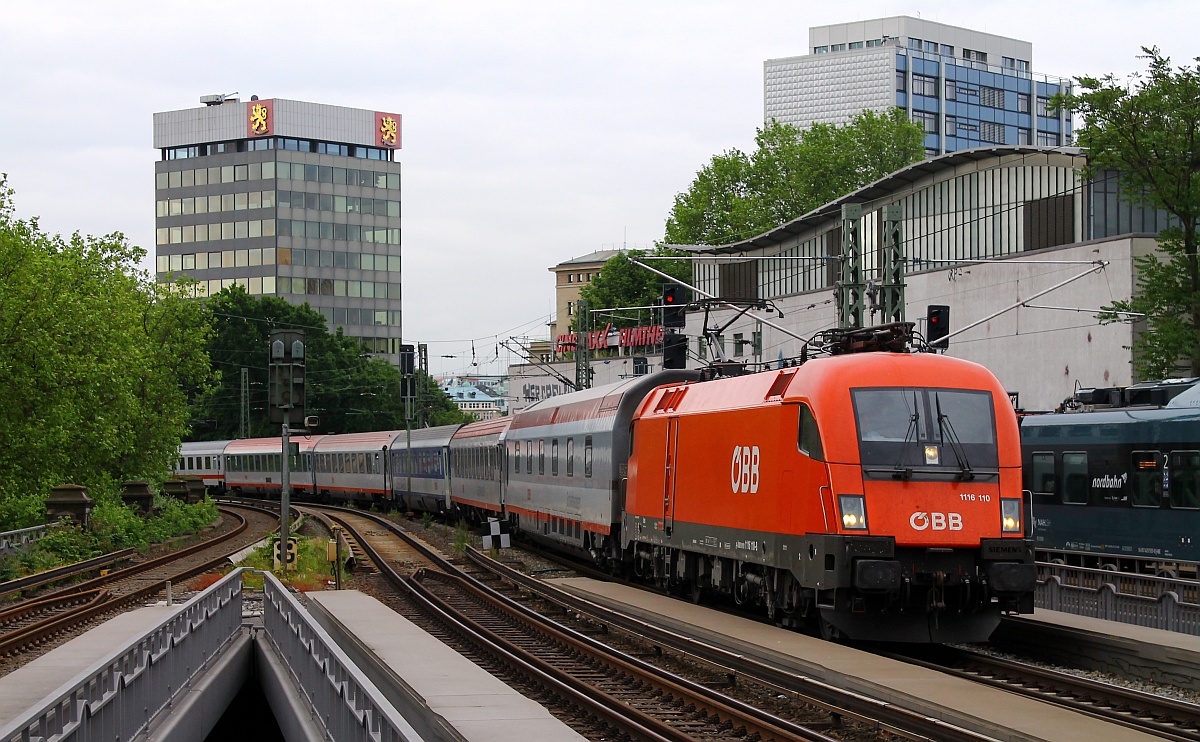 ÖBB 1116 110-8(REV/Lz/06.03.15)hat hier mit dem EN 490  Hans Albers  aus Wien kommend Einfahrt in den Bhf Hamburg-Dammtor. 16.06.2015