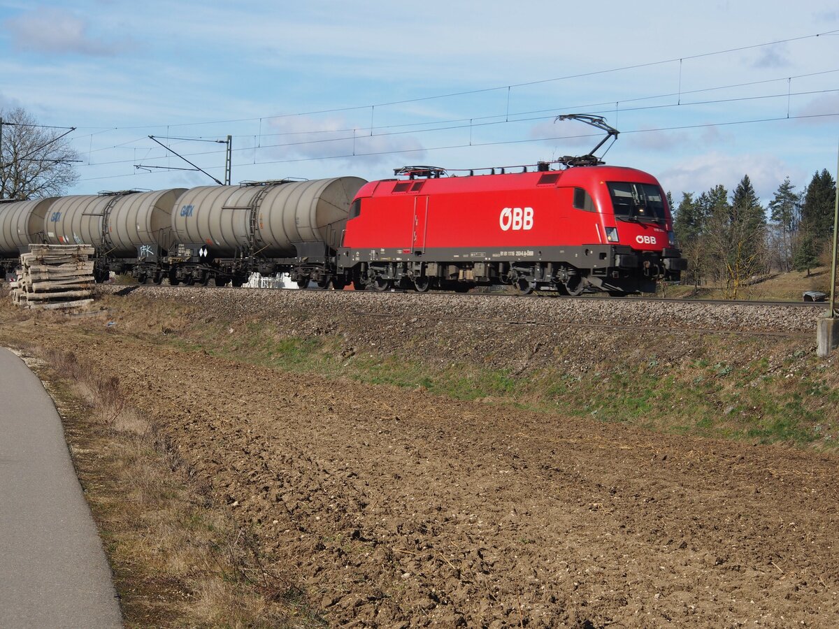 ÖBB 1116 256-6 mit Kesselwagenganzzug bei Amstetten am 21.02.2020.