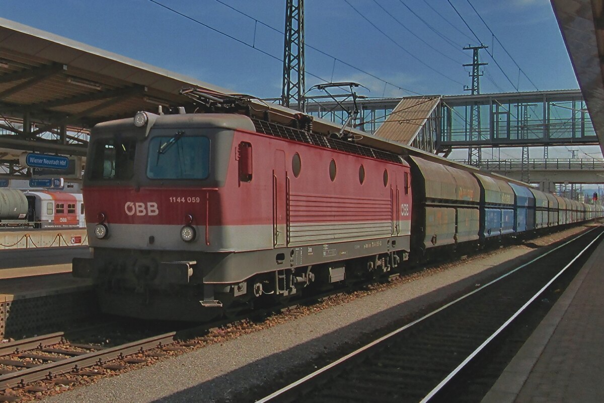 ÖBB 1144 059 zieht am 31.Mai 2015 ein PKP Kohlezug durch Wiener Neustadt Hbf.