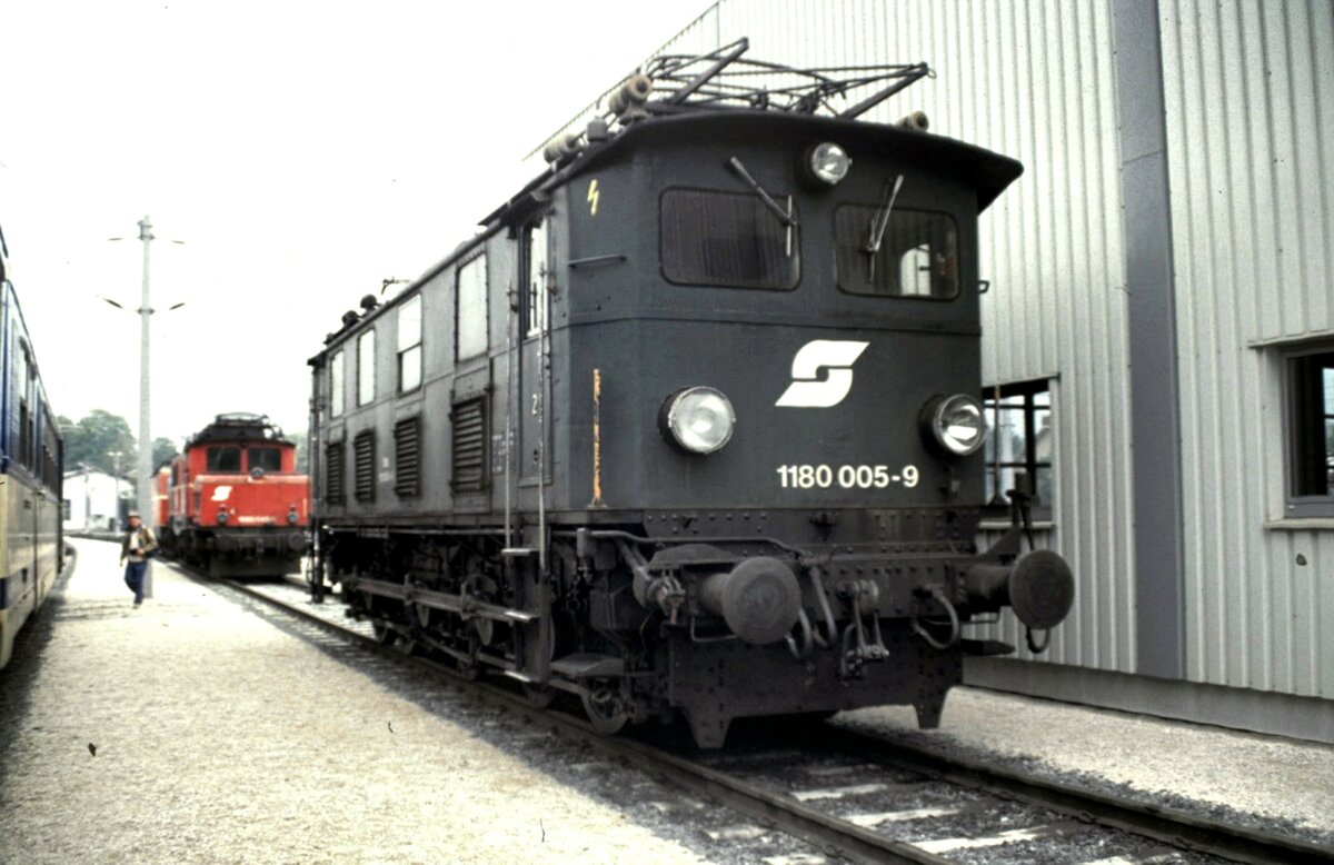 ÖBB 1180.005-9 und 1020 im Hintergrund in Bludenz im Oktober 1992.