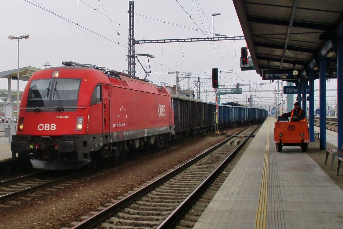 ÖBB 1216 238 durchfahrt Brecalv am 4 April 2017.