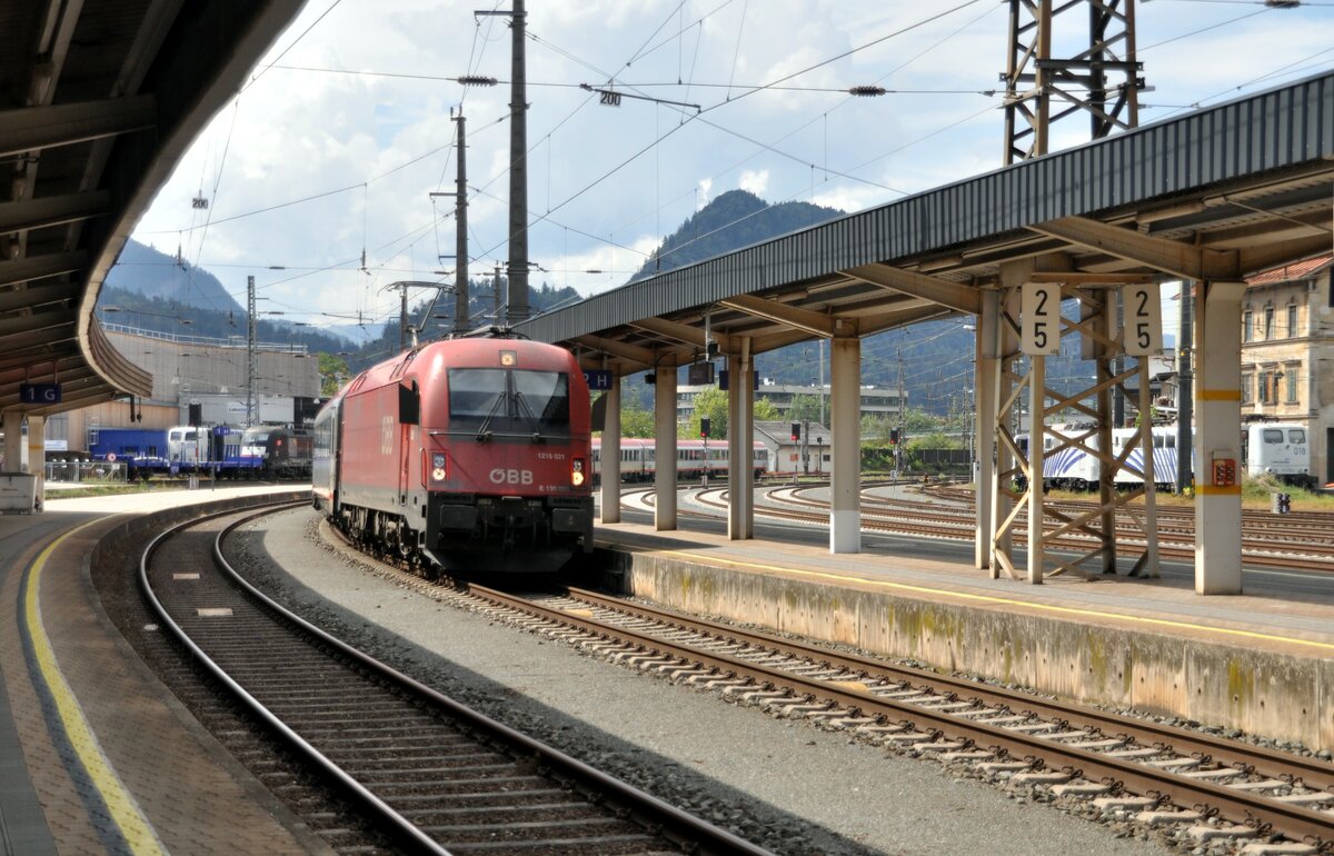 ÖBB 1216.021 (gleichzeitig FS E 190 021) mit EC in Kufstein am 12.08.2012. Im Hintergrund links stehen: 151 056 und ES 64 U 2 073 und rechts 151 018-9 und 139 135-8.