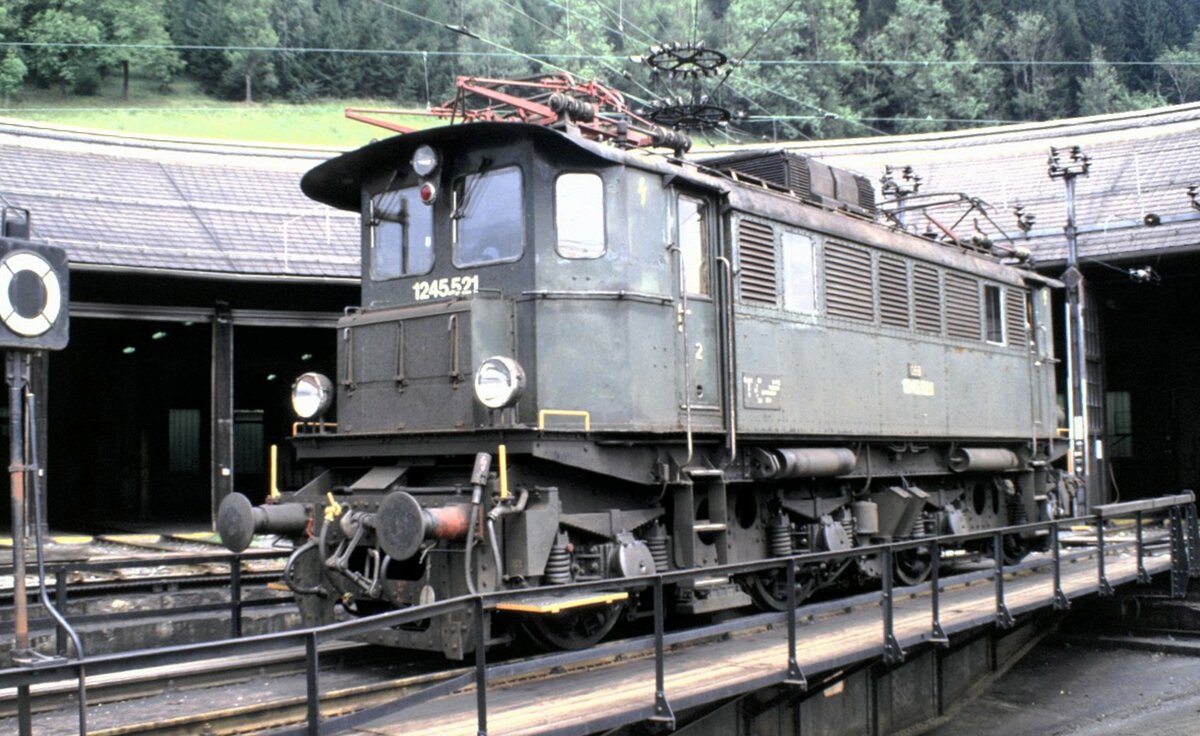 ÖBB 1245.521 in Mürzzuschlag am 12.08.1986.