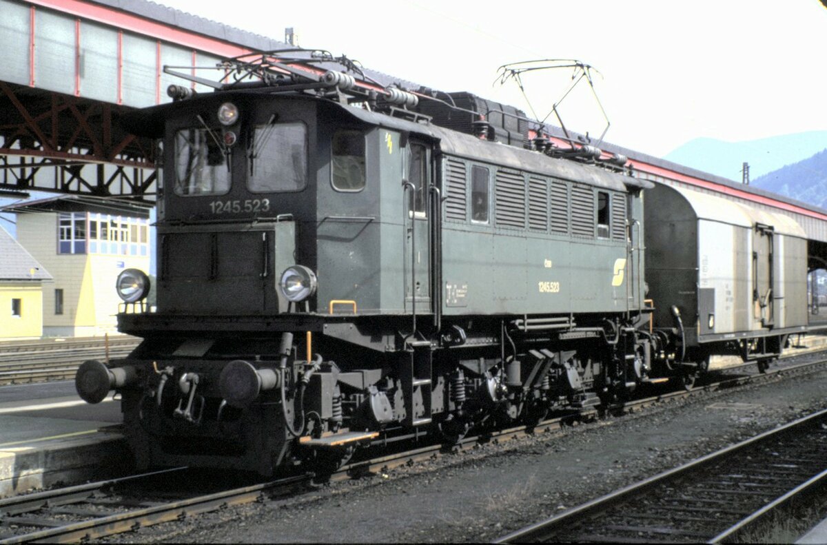 ÖBB 1245.523 in Selztal am 17.08.1986.
