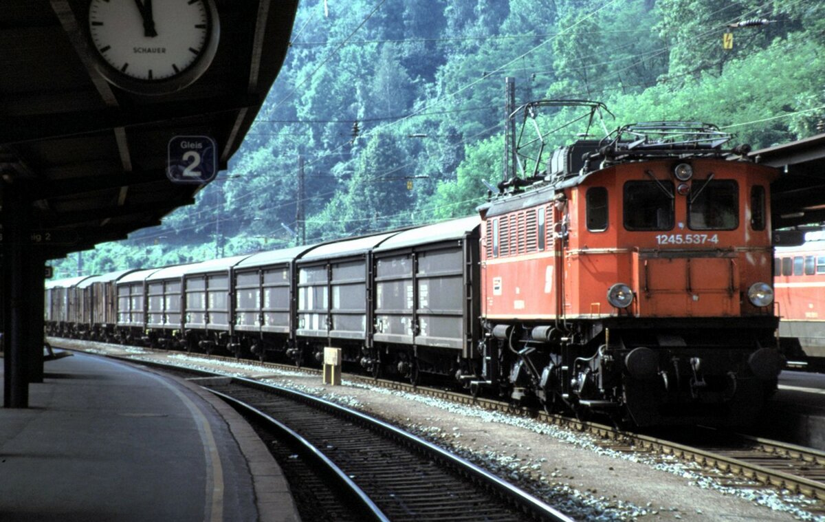ÖBB 1245.537-4 in Leoben am 24.08.1987.