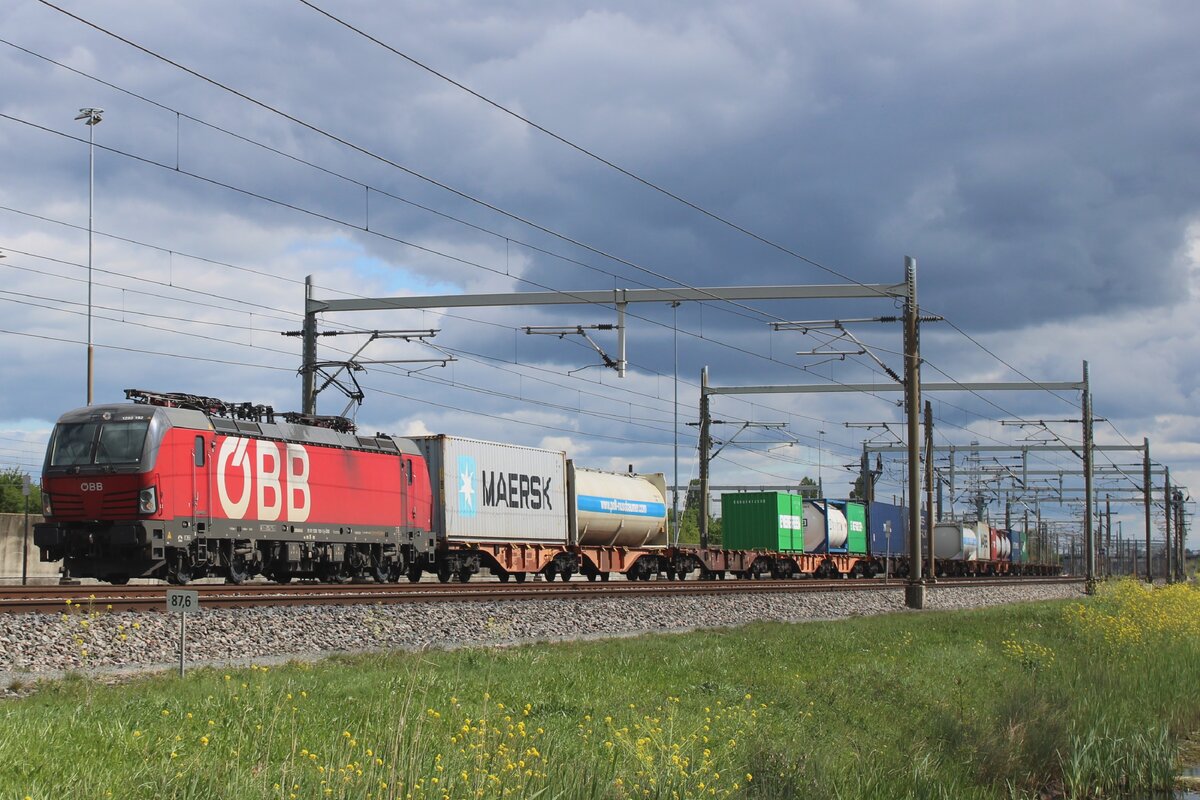 ÖBB 1293 192 schleppt ein aus Linz [AU]  kommender KLV durch Valburg am 18 April 2024.