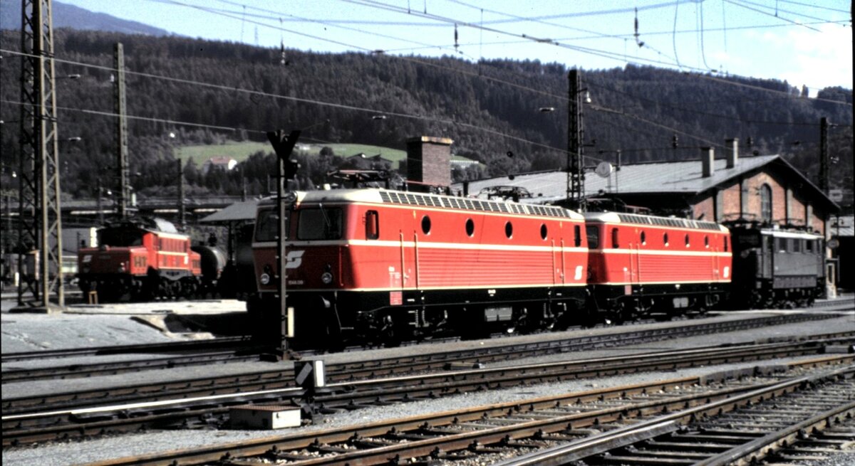 ÖBB 1670.10, 1044.10 und 1044.09 und im Hintergrund 1020.11 in Innsbruck am 17.08.1978.